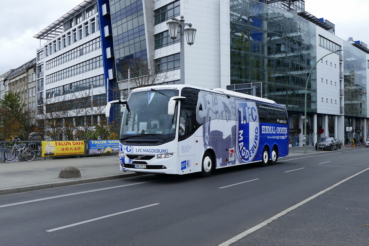 Volvo 9700 von Elb -Saale -Tourist. Der ''FC 1'' in den Farben des 1.FC Magdeburg. Foto, Berlin nahe Jannowitzbrücke im Oktober 2018.