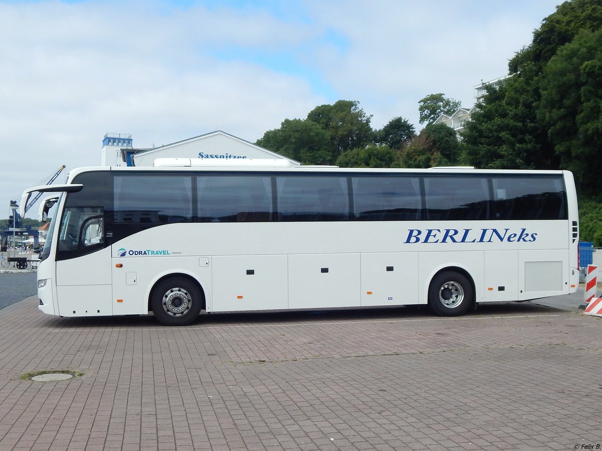 Volvo 9700 von Odra Travel aus Polen im Stadthafen Sassnitz am 14.07.2018