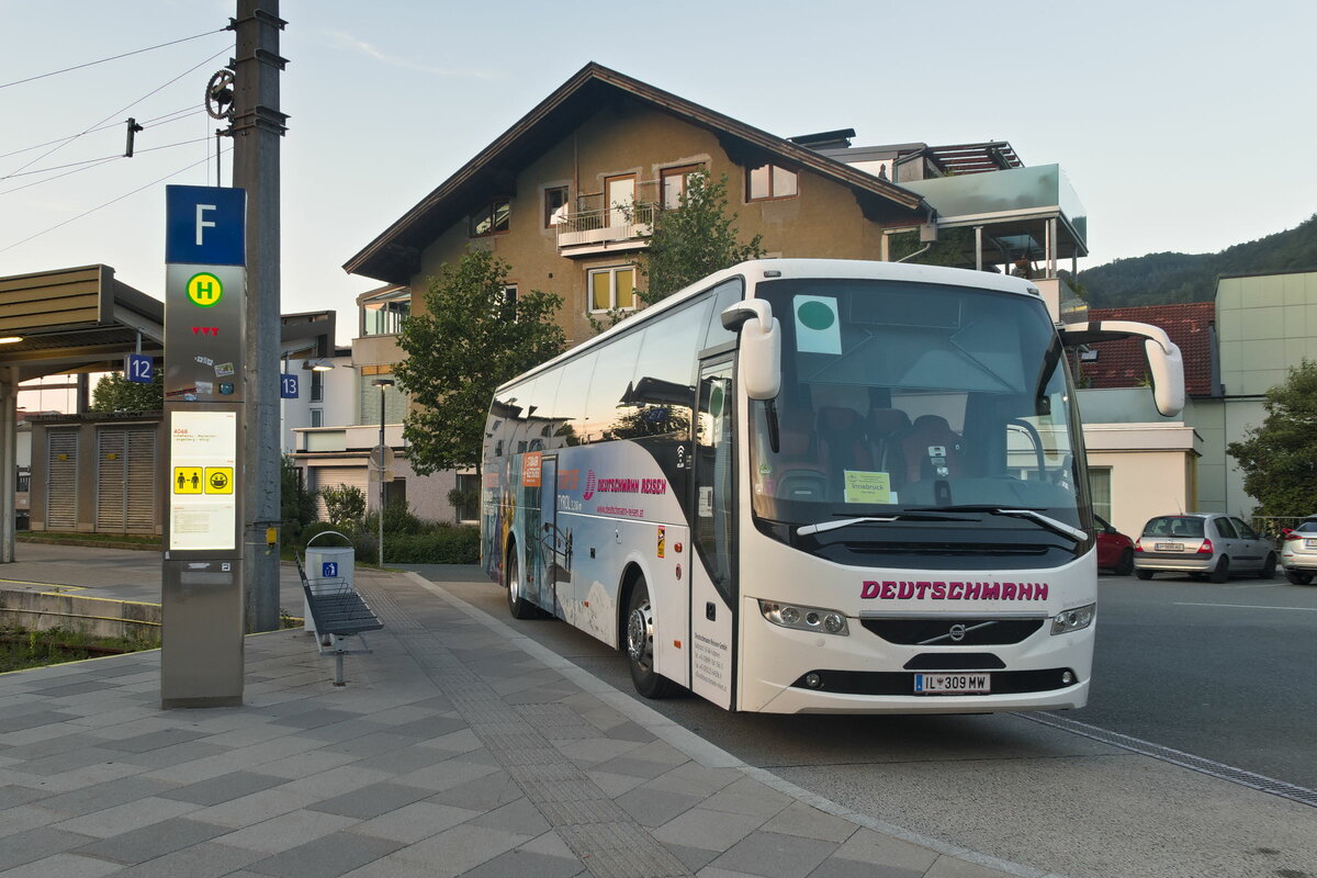 Volvo 9900 von Deutschmann (IL-309MW) als Schienenersatzverkehr Kufstein-Innsbruck in Kufstein Bhf. Aufgenommen 23.6.2022.