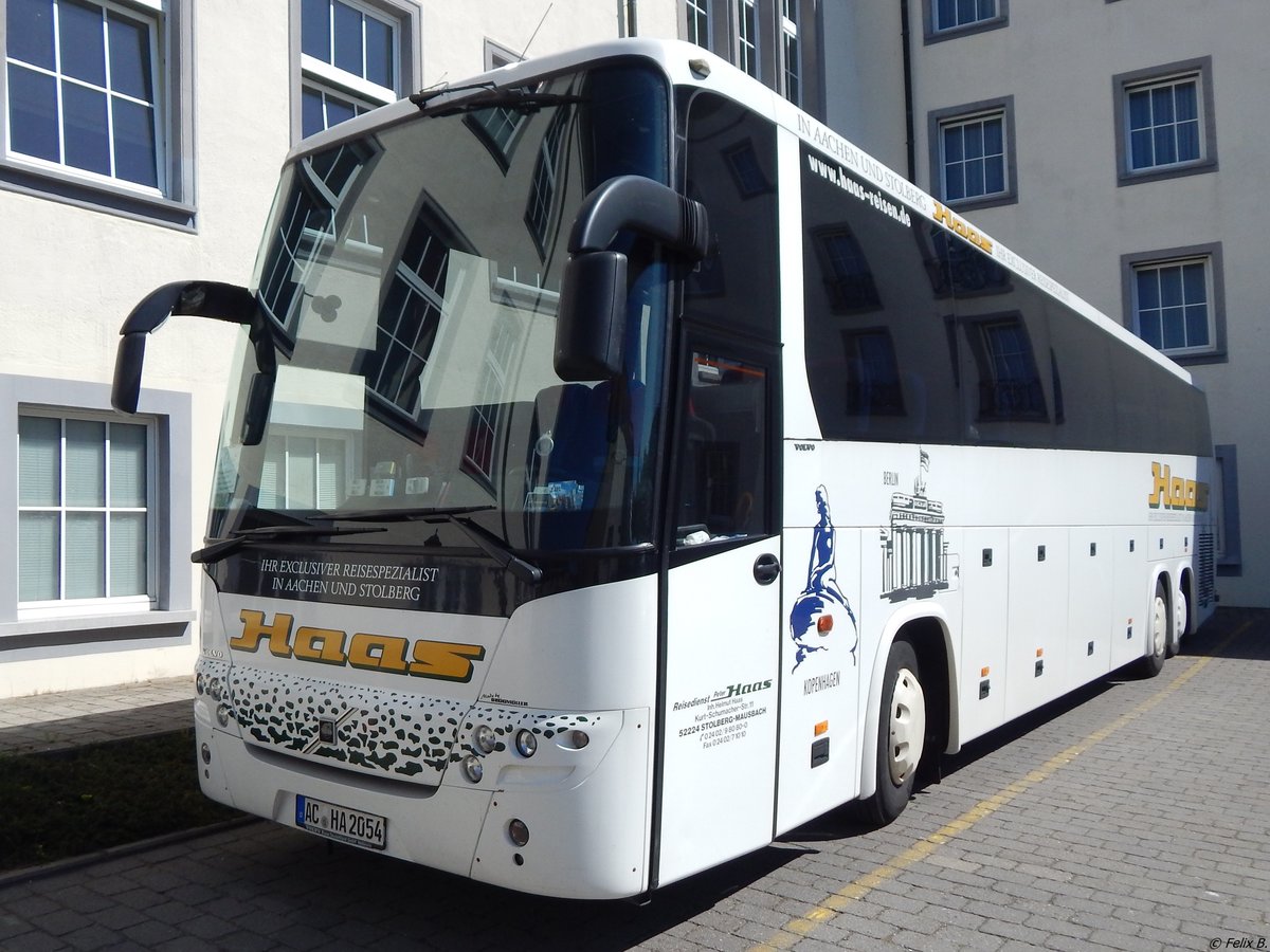 Volvo 9900 von Haas aus Deutschland in Sassnitz am 11.07.2015