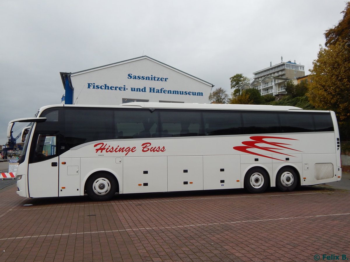 Volvo 9900 von Hisinge Buss aus Schweden im Stadthafen Sassnitz am 22.10.2016