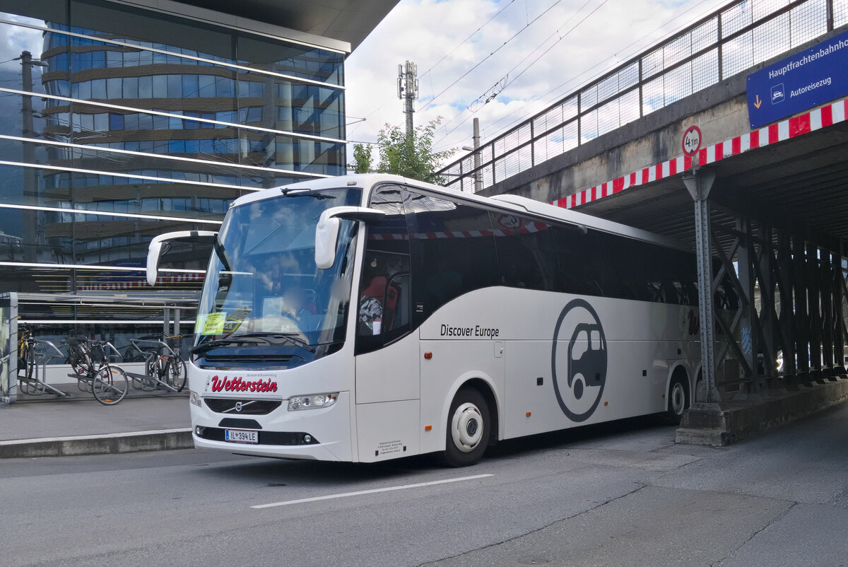 Volvo 9900 von Wetterstein als Schienenersatzverkehr der Brennerbahn an der Zufahrt zum Frachtenbahnhof Innsbruck. Aufgenommen 10.8.2023.