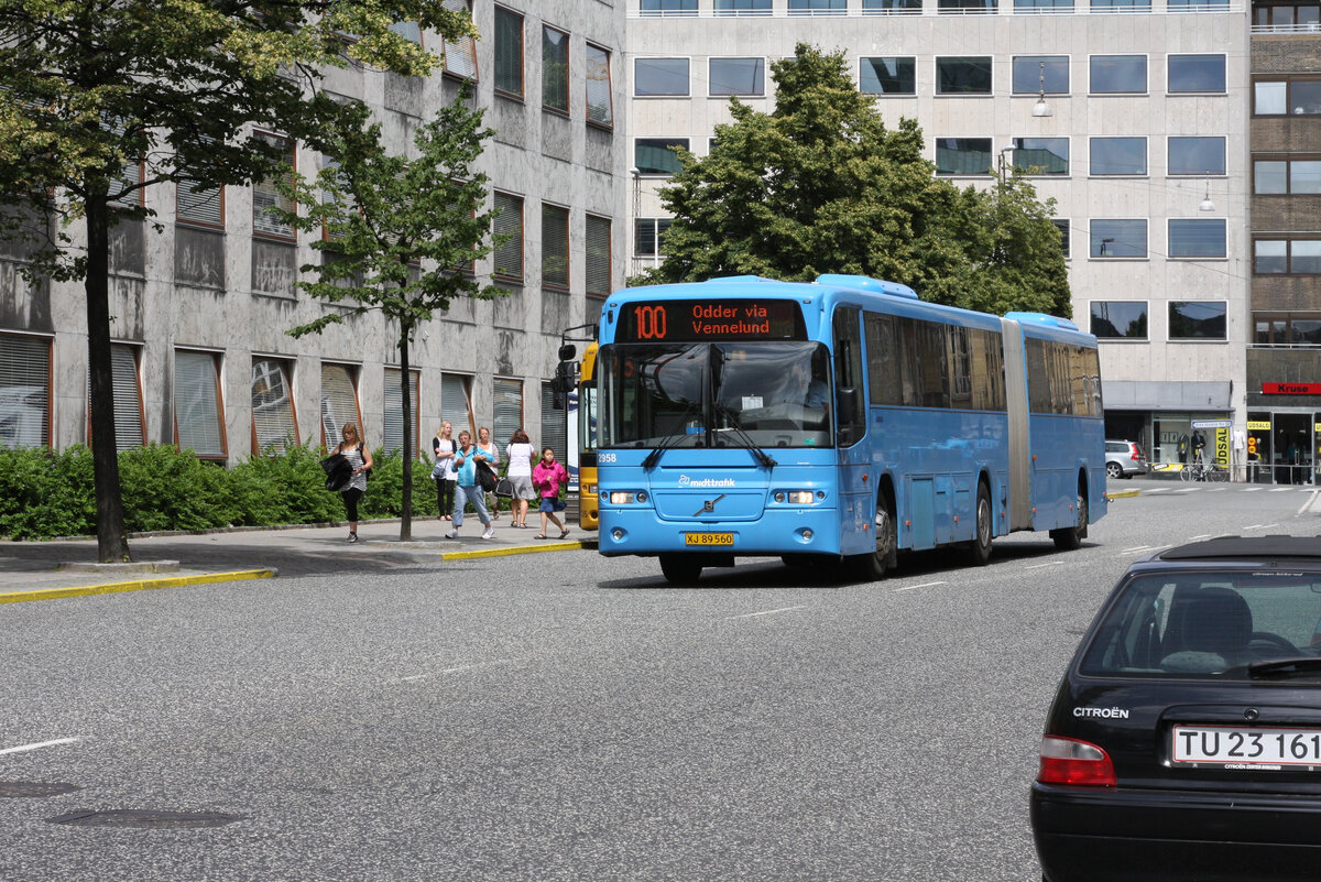 Volvo B12MA-55 S�ffle 8500 Bus 2958 - XJ 89 560 - Midttrafik/Arriva, Linie 100 nach Odder via Vennelund, Park All� in �rhus am 12. Juli 2011.