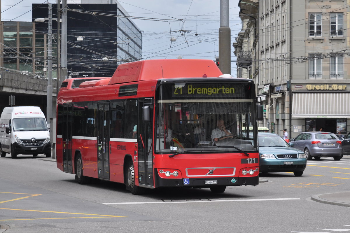 Volvo Bus 121, auf der Linie 21, beim Bahnhof Bern. Die Aufnahme stammt vom 09.06.2017.