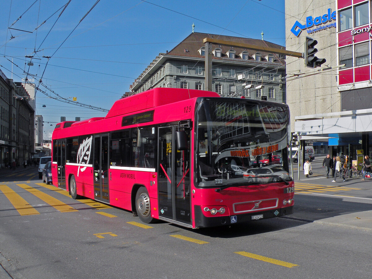 Volvo Bus 129, auf der Linie 28, fährt zur Haltestelle beim Bahnhof Bern. Die Aufnahme stammt vom 01.11.2010.