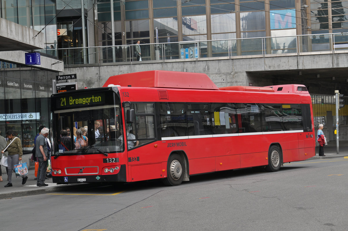 Volvo Bus 133, auf der Linie 21, bedient die Haltestelle beim Bahnhof Bern. Die Aufnahme stammt vom 09.06.2017.