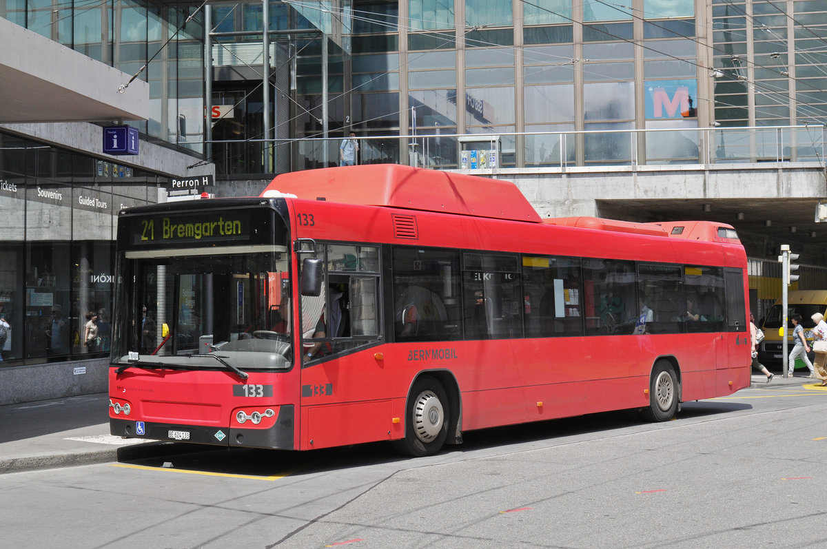 Volvo Bus 133, auf der Linie 21, fährt bedient die Haltestelle beim Bahnhof Bern. Die Aufnahme stammt vom 22.05.2018.