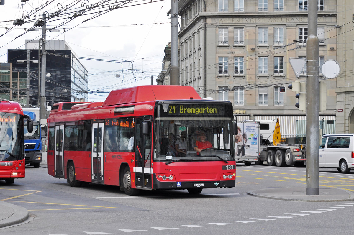 Volvo Bus 133, auf der Linie 21, verlässt die Haltestelle beim Bahnhof Bern. Die Aufnahme stammt vom 22.05.2018.