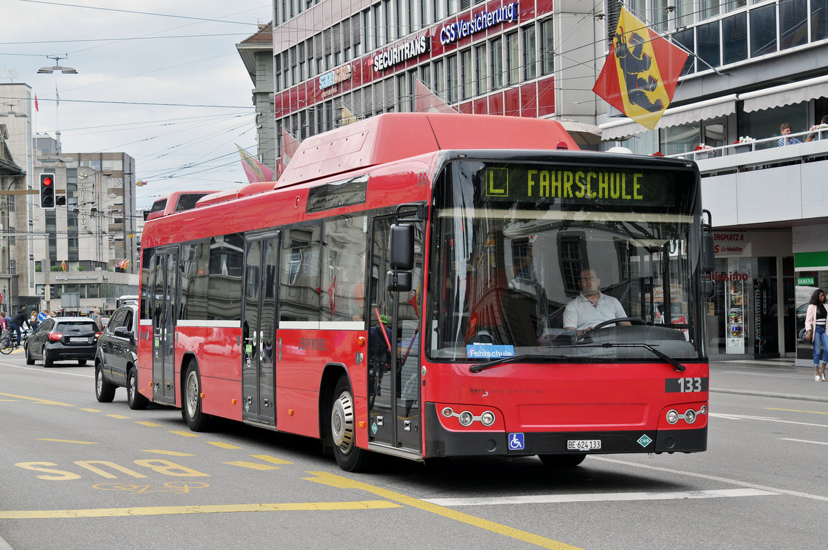 Volvo Bus 133, fährt mit der Fahrschule Richtung Bahnhof Bern. Die Aufnahme stammt vom 09.06.2017.
