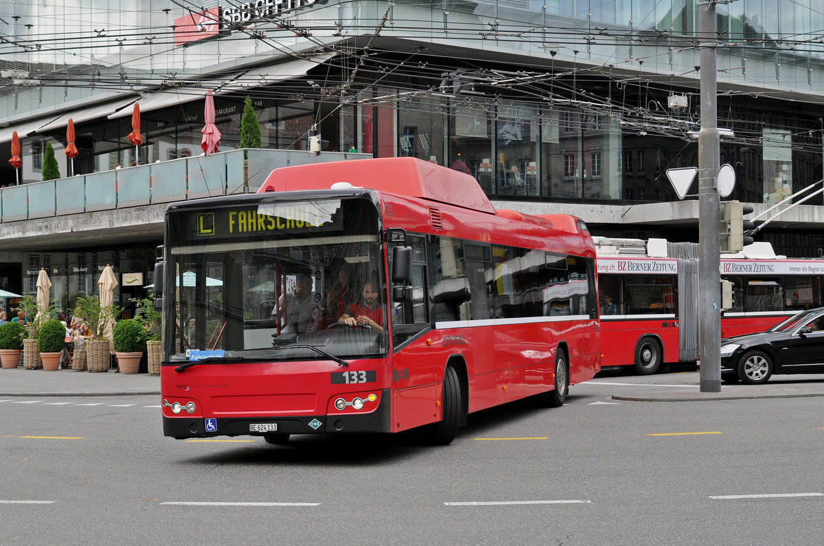 Volvo Bus 133 ist mit der Fahrschule beim Bahnhof Bern. Die Aufnahme stammt vom 09.06.2017.