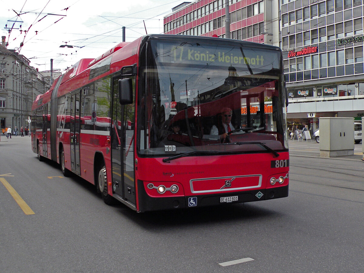 Volvo Bus 801, auf der Linie 17, fährt zur Haltestelle beim Bahnhof Bern. Die Aufnahme stammt vom 14.04.2011.