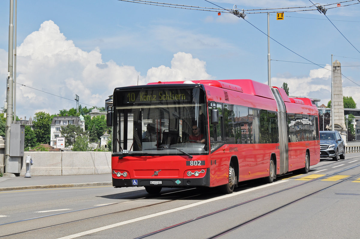 Volvo Bus 802, auf der Linie 10, fährt zur Haltestelle Zytglogge. Die Aufnahme stammt vom 22.05.2018.