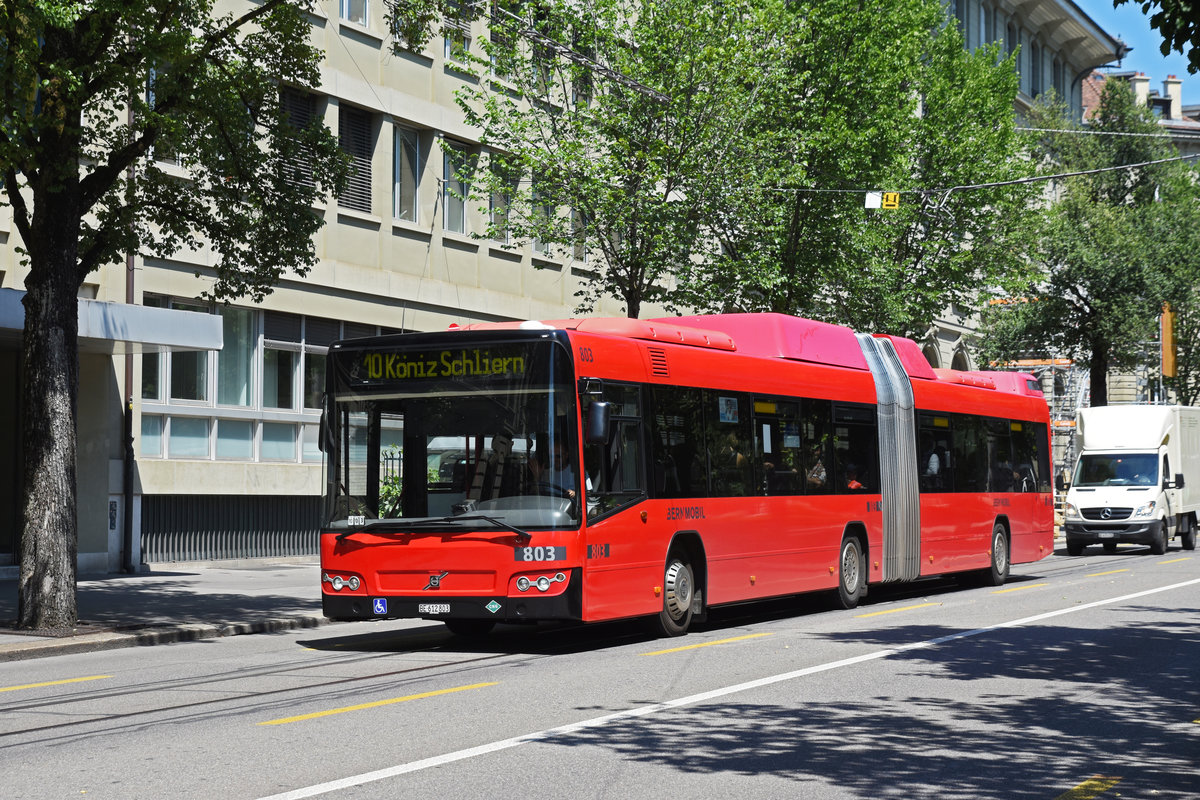 Volvo Bus 803, auf der Linie 10, fährt durch die Bundesgasse. Die Aufnahme stammt vom 24.06.2020.