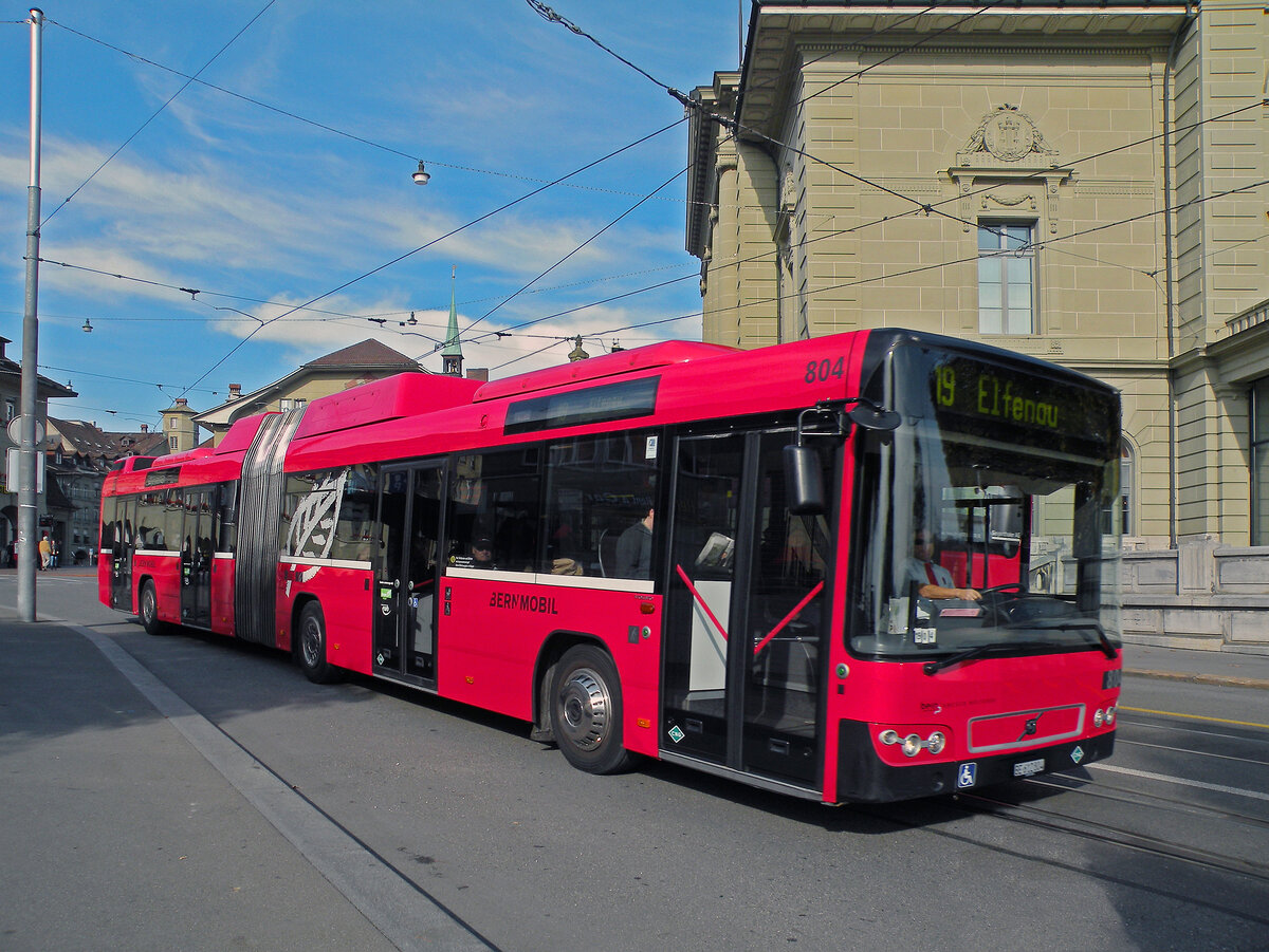 Volvo Bus 804, auf der Linie 19, verlässt die Haltestelle beim Casinoplatz. Die Aufnahme stammt vom 01.11.2010.