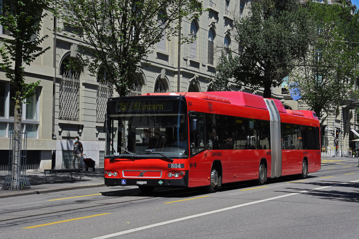 Volvo Bus 804, auf der Linie 19, fährt durch die Bundesgasse. Die Aufnahme stammt vom 08.07.2022.