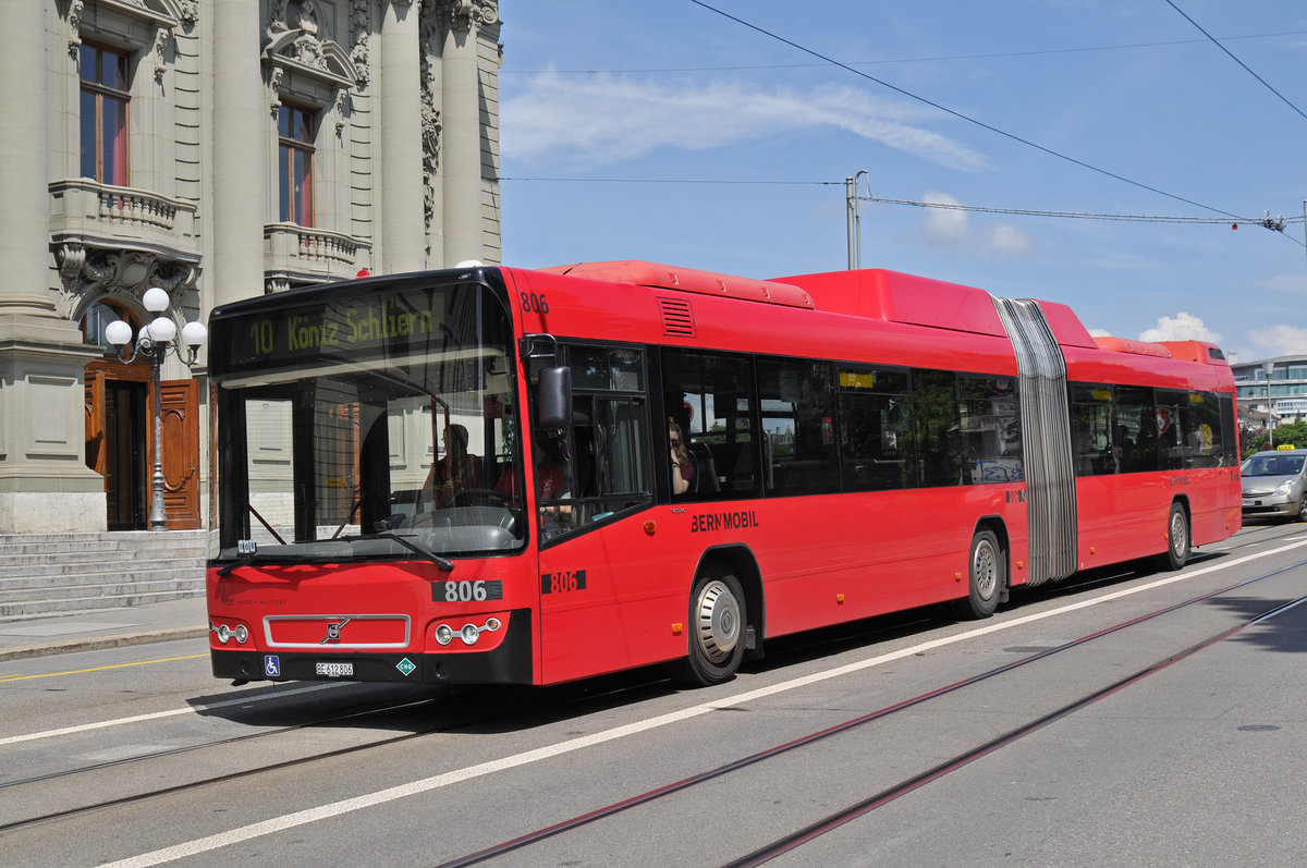 Volvo Bus 806, auf der Linie 10, fährt zur Haltestelle Zytglogge. Die Aufnahme stammt vom 22.05.2018.