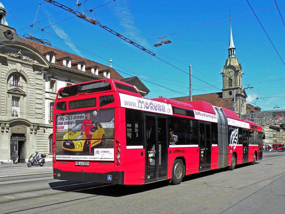 Volvo Bus 808, auf der Linie 12, fährt zur Haltestelle beim Bahnhof Bern. Die Aufnahme stammt vom 26.08.2010.