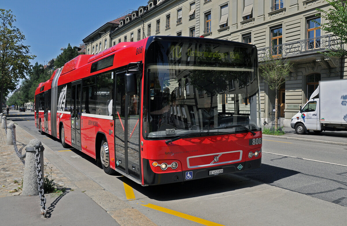 Volvo Bus 808, auf der Linie 10, fährt zur Haltestelle auf dem Bundesplatz. Die Aufnahme stammt vom 05.08.2013.