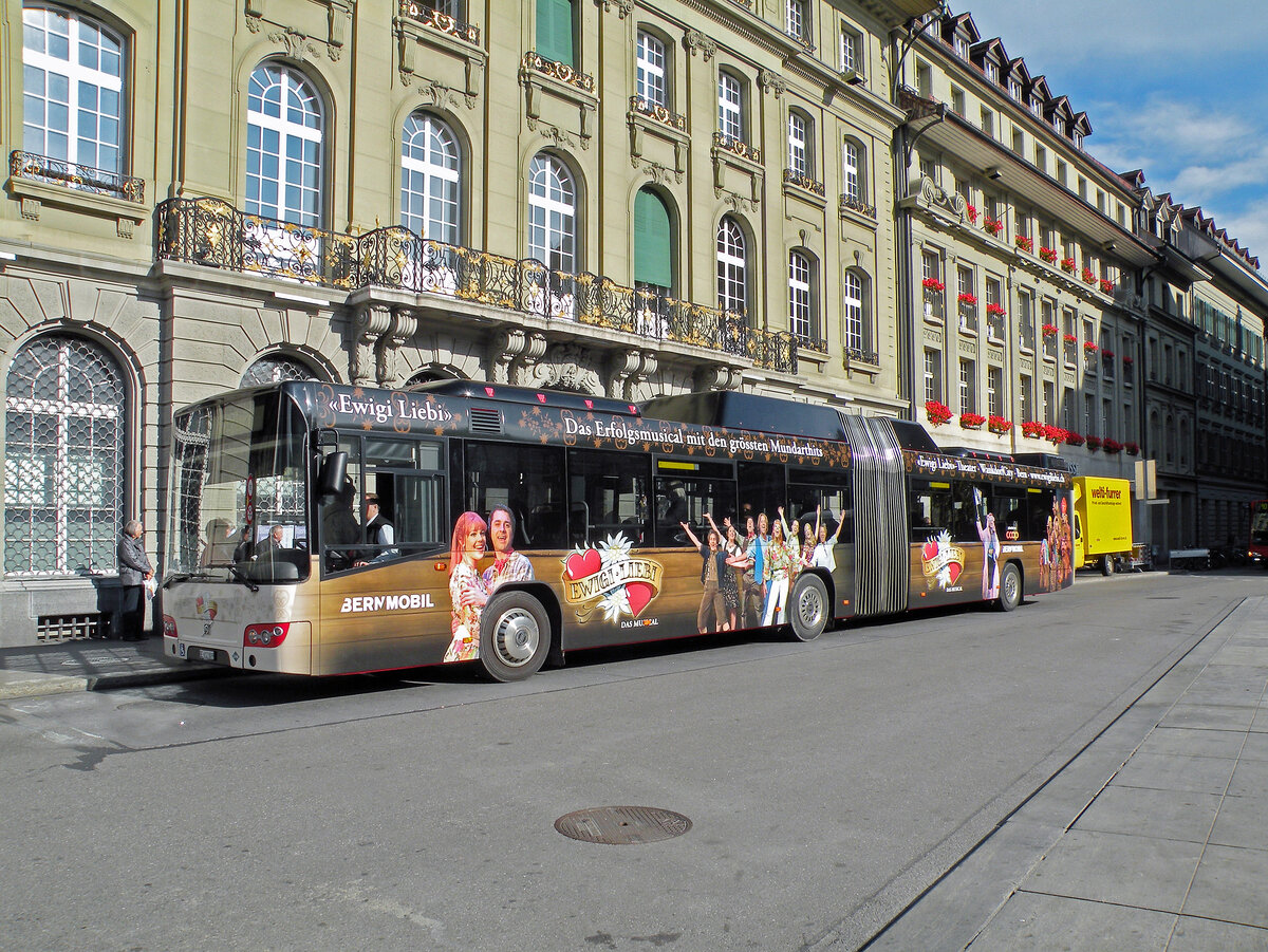 Volvo Bus 809 mit der Werbung für das Musical  Ewigi Liebi , auf der Linie 19, bedient die Haltestelle beim Bundesplatz. Die Aufnahme stammt vom 01.11.2010.