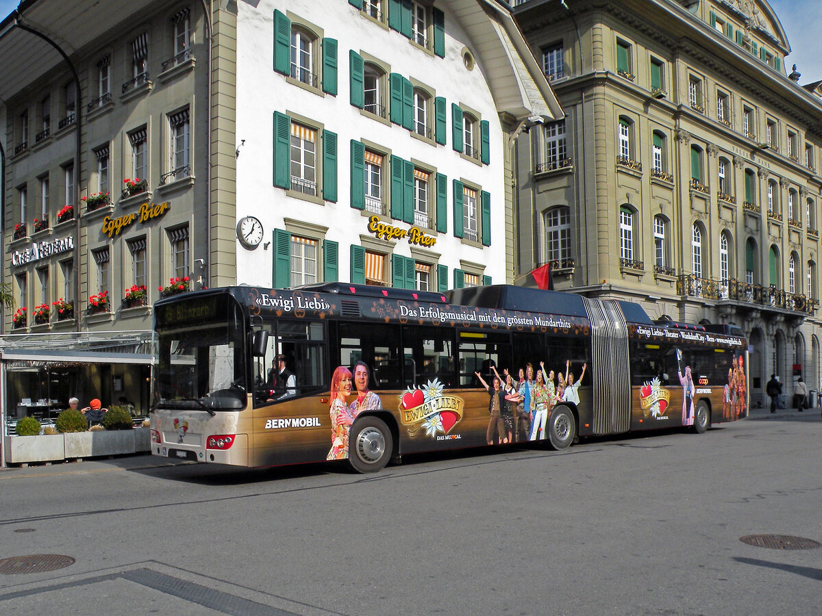 Volvo Bus 809 mit der Werbung für das Musical  Ewigi Liebi , auf der Linie 19, verlässt die Haltestelle beim Bundesplatz. Die Aufnahme stammt vom 01.11.2010.