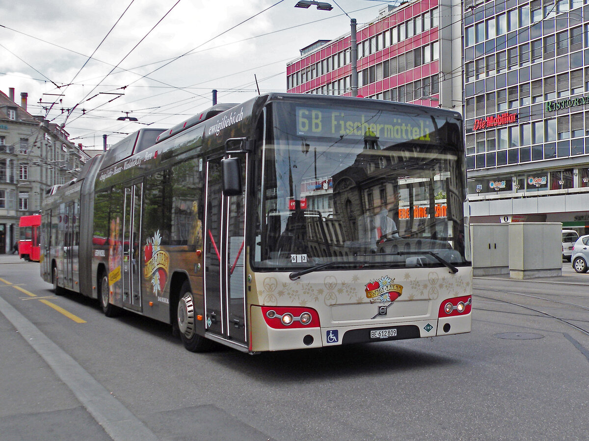 Volvo Bus 809 mit der Werbung für das Musical  Ewigi Liebi , auf der Linie 6B, fährt zur Haltestelle beim Bahnhof Bern. Die Aufnahme stammt vom 14.04.2011.