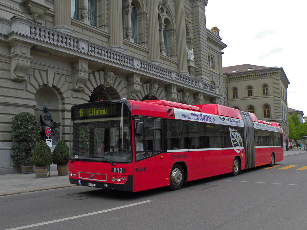 Volvo Bus 812, auf der Linie 19, überquert den Bundesplatz. Die Aufnahme stammt vom 14.04.2011.