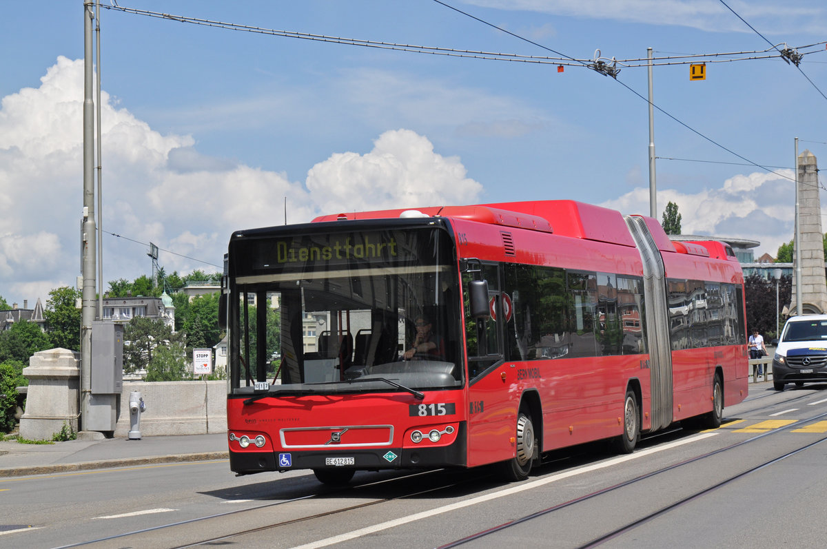 Volvo Bus 815, auf der Linie 10, fährt zur Haltestelle Zytglogge. Die Aufnahme stammt vom 22.05.2018.