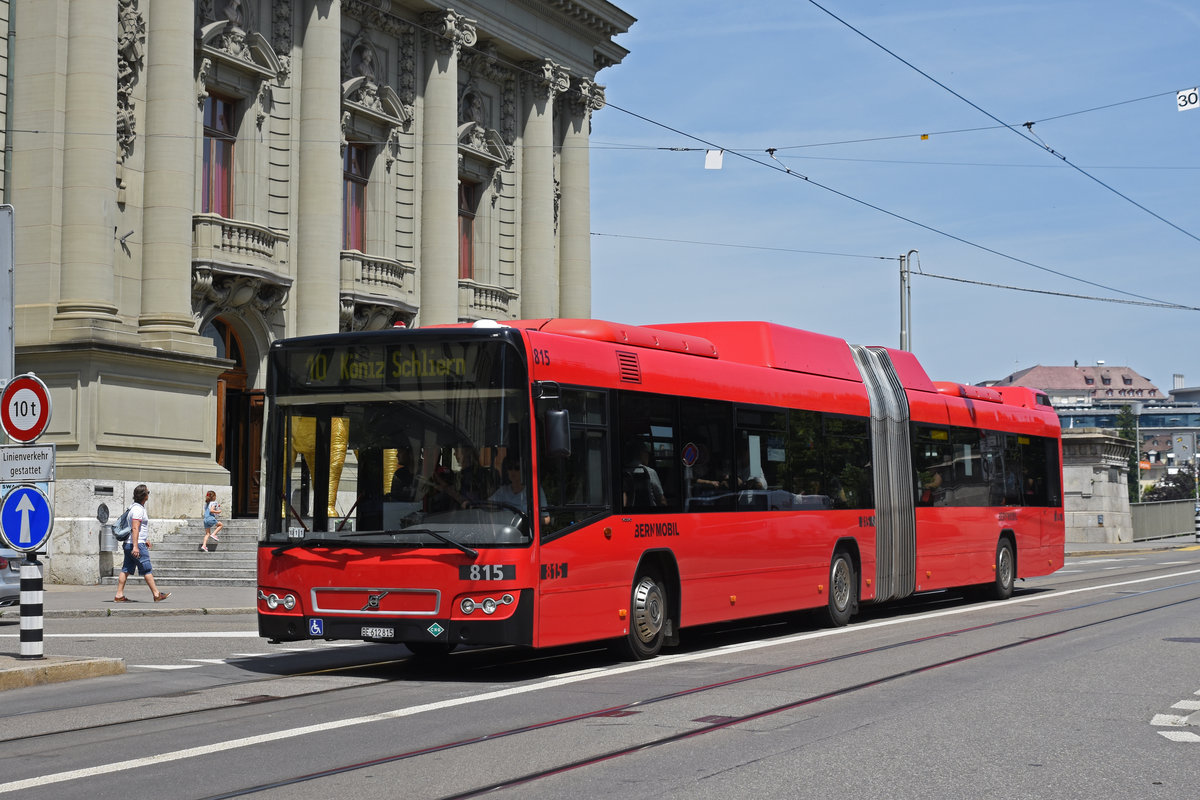 Volvo Bus 815, auf der Linie 10, fährt zur Haltestelle Zytglogge. Die Aufnahme stammt vom 25.06.2019.