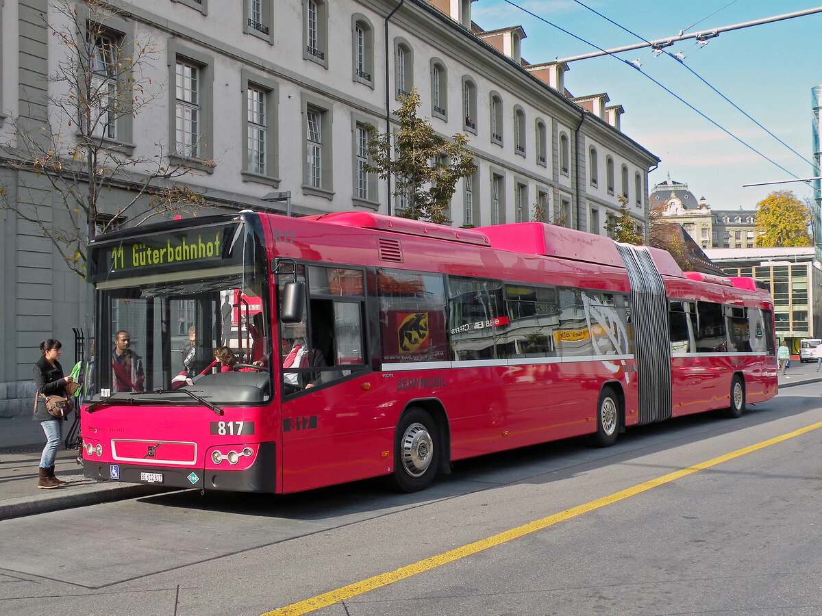 Volvo Bus 817, auf der Linie 11, bedient die Haltestelle beim Bahnhof Bern. Die Aufnahme stammt vom 01.11.2010.