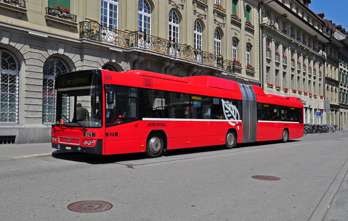 Volvo Bus 821, auf der Linie 12, bedient die Haltestelle beim Bundesplatz. Die Aufnahmestammt vom 17.06.2013.