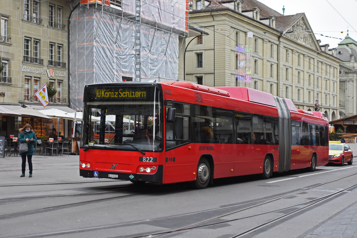 Volvo Bus 822, auf der Linie 10, verlässt die Haltestelle Zytglogge. Die Aufnahme stammt vom 30.11.2021.