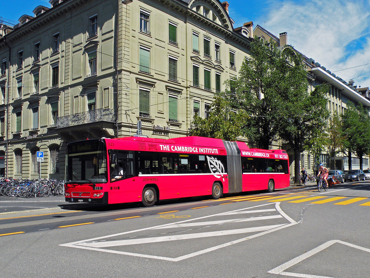 Volvo Bus 823, auf der Linie 13, fährt durch die Bundesgasse. Die Aufnahme stammt vom 26.08.2010.