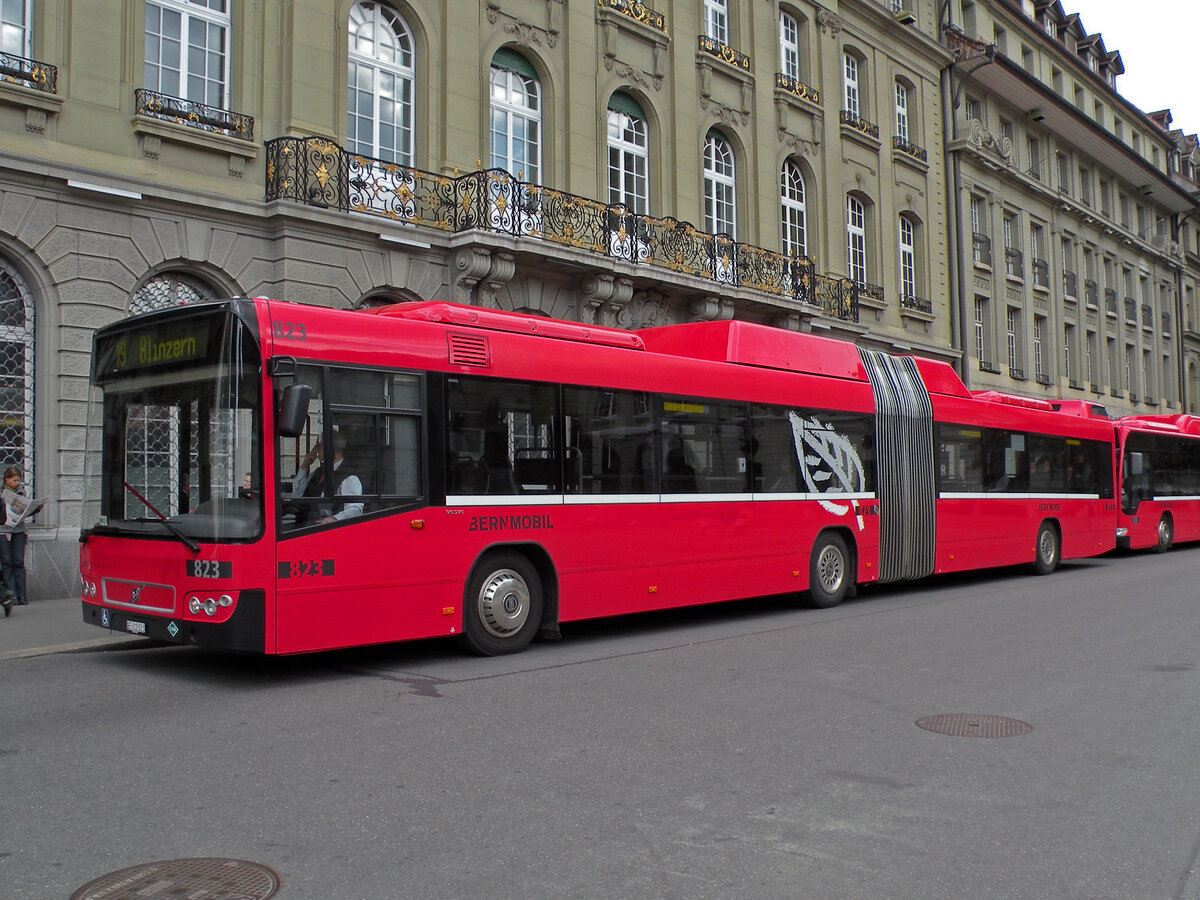 Volvo Bus 823, auf der Linie 19, bedient die Haltestelle beim Bundesplatz. Die Aufnahme stammt vom 14.04.2011.