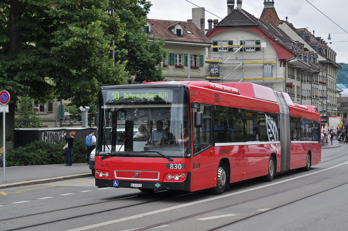 Volvo Bus 830, auf der Linie 10, beim Stadttheater Bern. Die Aufnahme stammt vom 09.06.2017.