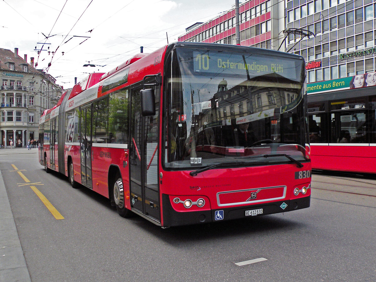 Volvo Bus 830, auf der Linie 10, fährt zur Haltestelle beim Bahnhof Bern. Die Aufnahme stammt vom 14.04.2011.