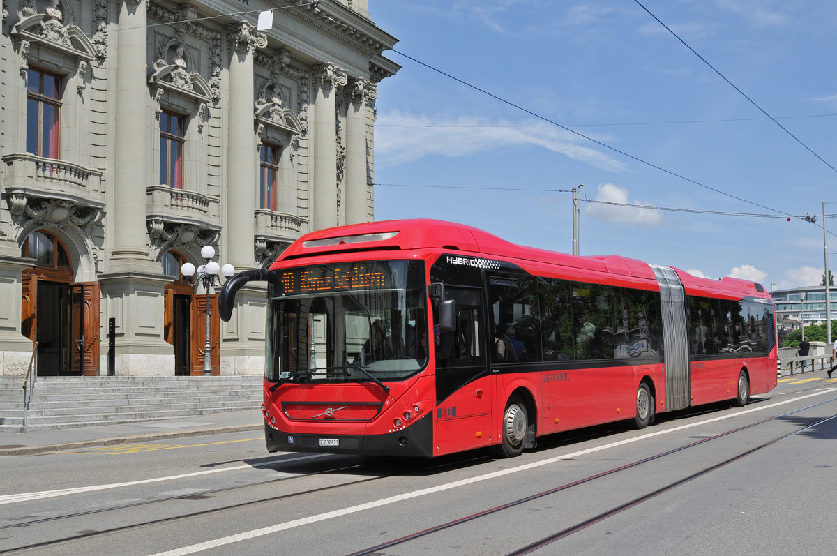 Volvo Bus 873, auf der Linie 10, fährt zur Haltestelle Zytglogge. Die Aufnahme stammt vom 22.05.2018.