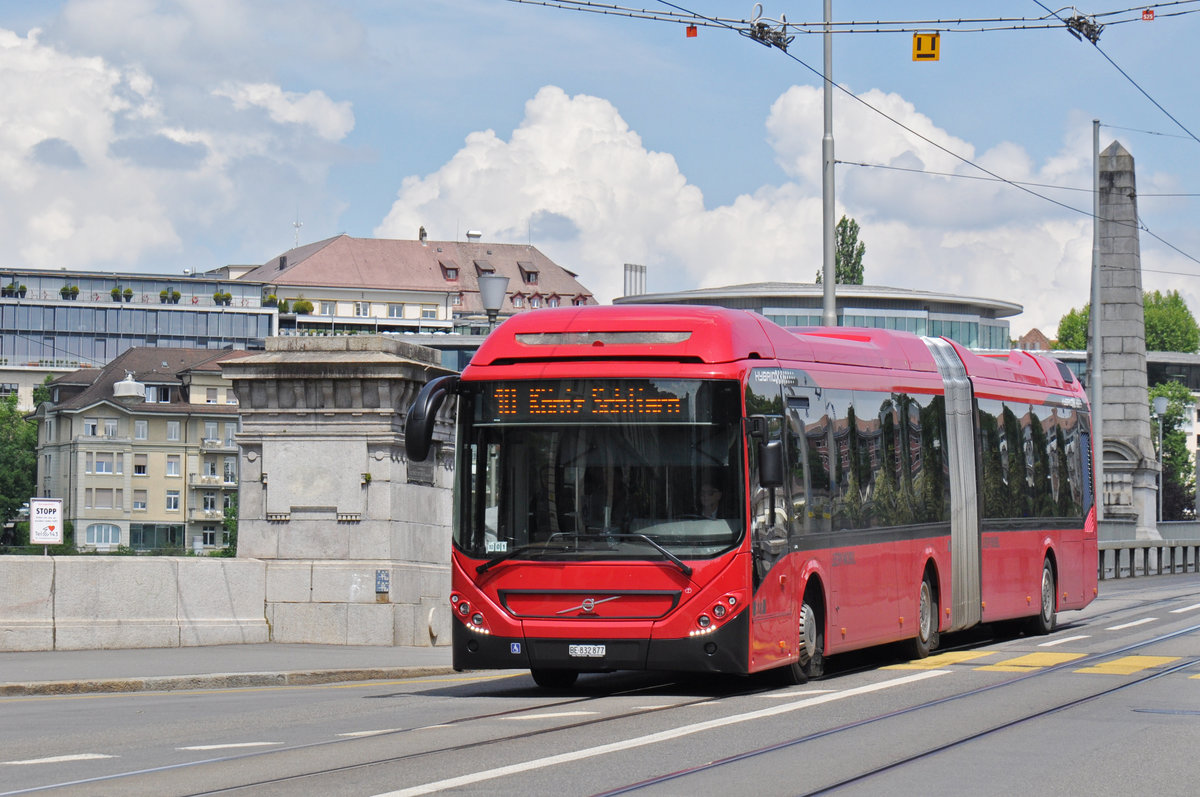 Volvo Bus 877, auf der Linie 10, fährt zur Haltestelle Zytglogge. Die Aufnahme stammt vom 22.05.2018.