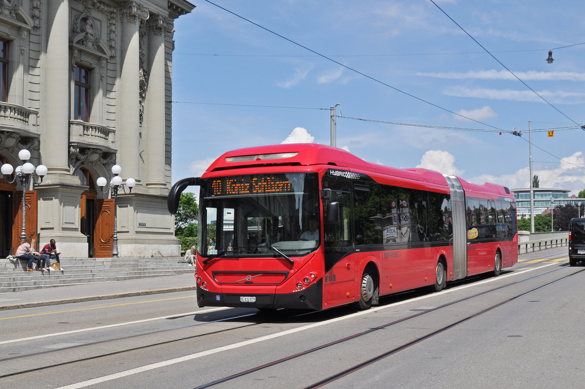 Volvo Bus 879, auf der Linie 10, fährt zur Haltestelle Zytglogge. Die Aufnahme stammt vom 22.05.2018.