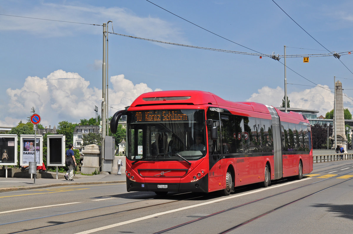 Volvo Bus 883, auf der Linie 10, fährt zur Haltestelle Zytglogge. Die Aufnahme stammt vom 22.05.2018.