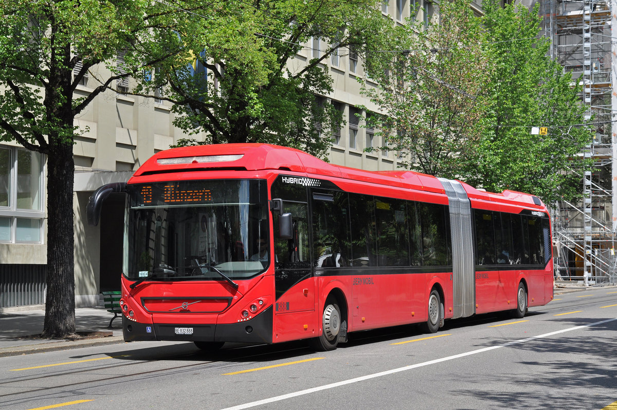 Volvo Bus 888, auf der Linie 19, fährt durch die Bundesgasse. Die Aufnahme stammt vom 22.05.2018.