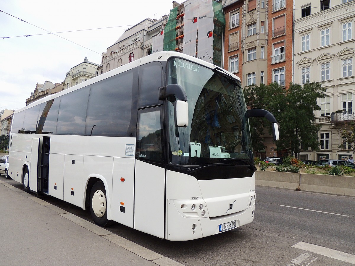 VOLVO-Bus von KÜLÖNJARAT, wartet in der ungarischen Hauptstadt auf eine Reisegruppe; 130827