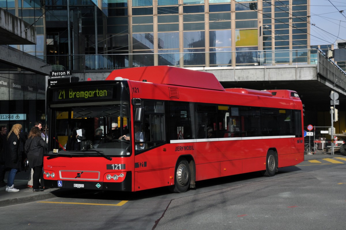 Volvo Bus mit der Betriebsnummer 121 auf der Linie 21 am Bahnhof Bern. Die Aufnahme stammt vom 05.08.2013.