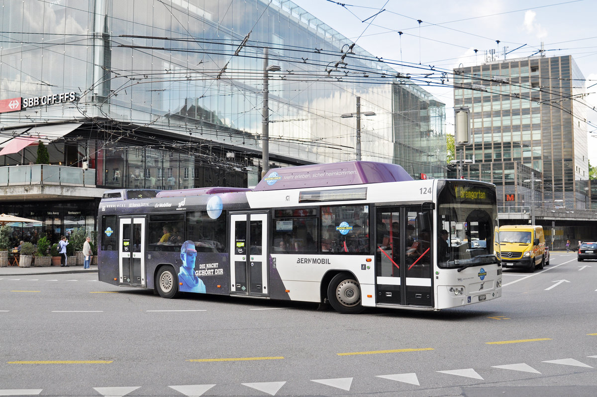 Volvo Bus  Moonliner  124, auf der Linie 21, verlässt die Haltestelle beim Bahnhof Bern. Die Aufnahme stammt vom 22.05.2018.