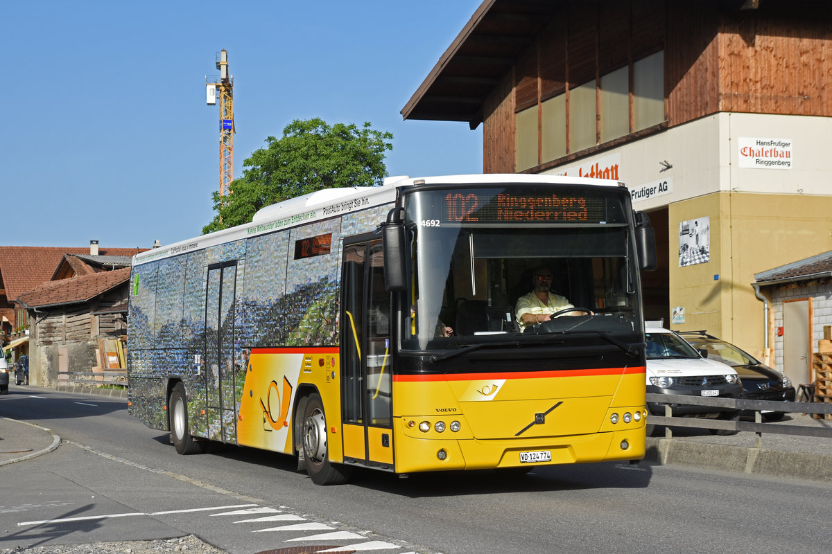 Volvo Bus der Post, auf der Linie 102 fährt Richtung Endstation in Ringgenberg. Die Aufnahme stammt vom 25.06.2019.
