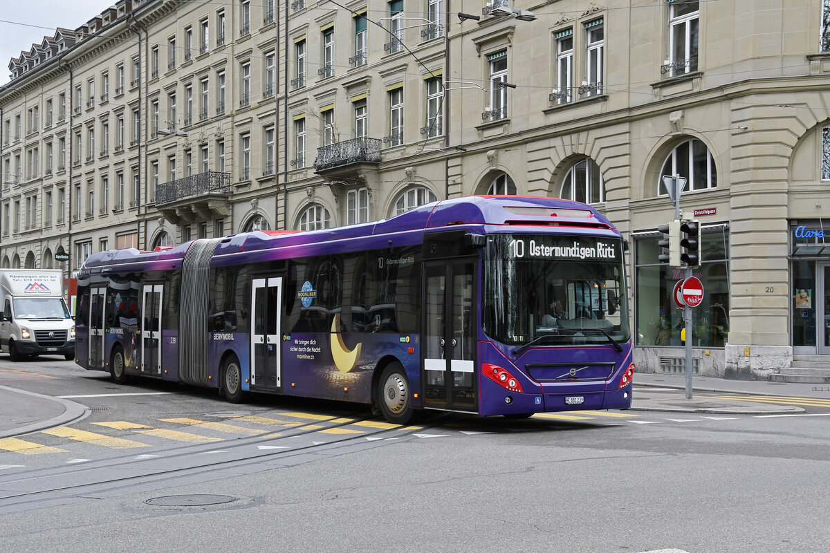 Volvo Hybrid Bus 239 MOONLINER, auf der Linie 10, fährt am 17.04.2023 zur Haltestelle beim Bundesplatz.
