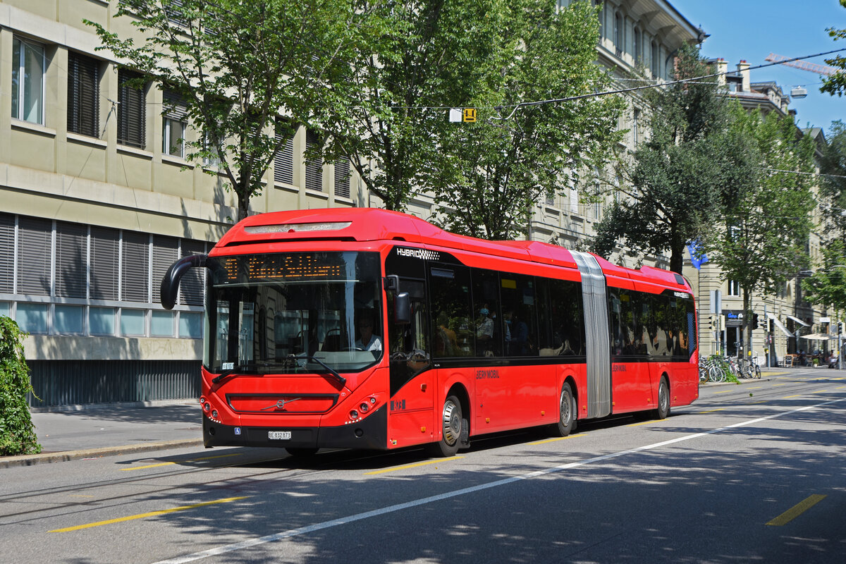 Volvo Hybrid Bus 873, auf der Linie 10, fährt durch die Bundesgasse. Die Aufnahme stammt vom 21.08.2021.