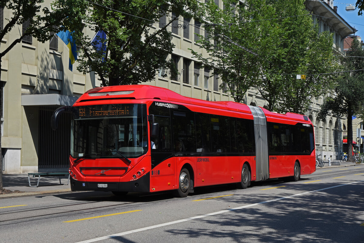 Volvo Hybrid Bus 873, auf der Tramersatzlinie 6A, fährt durch die Bundesgasse. Die Aufnahme stammt vom 21.08.2021.