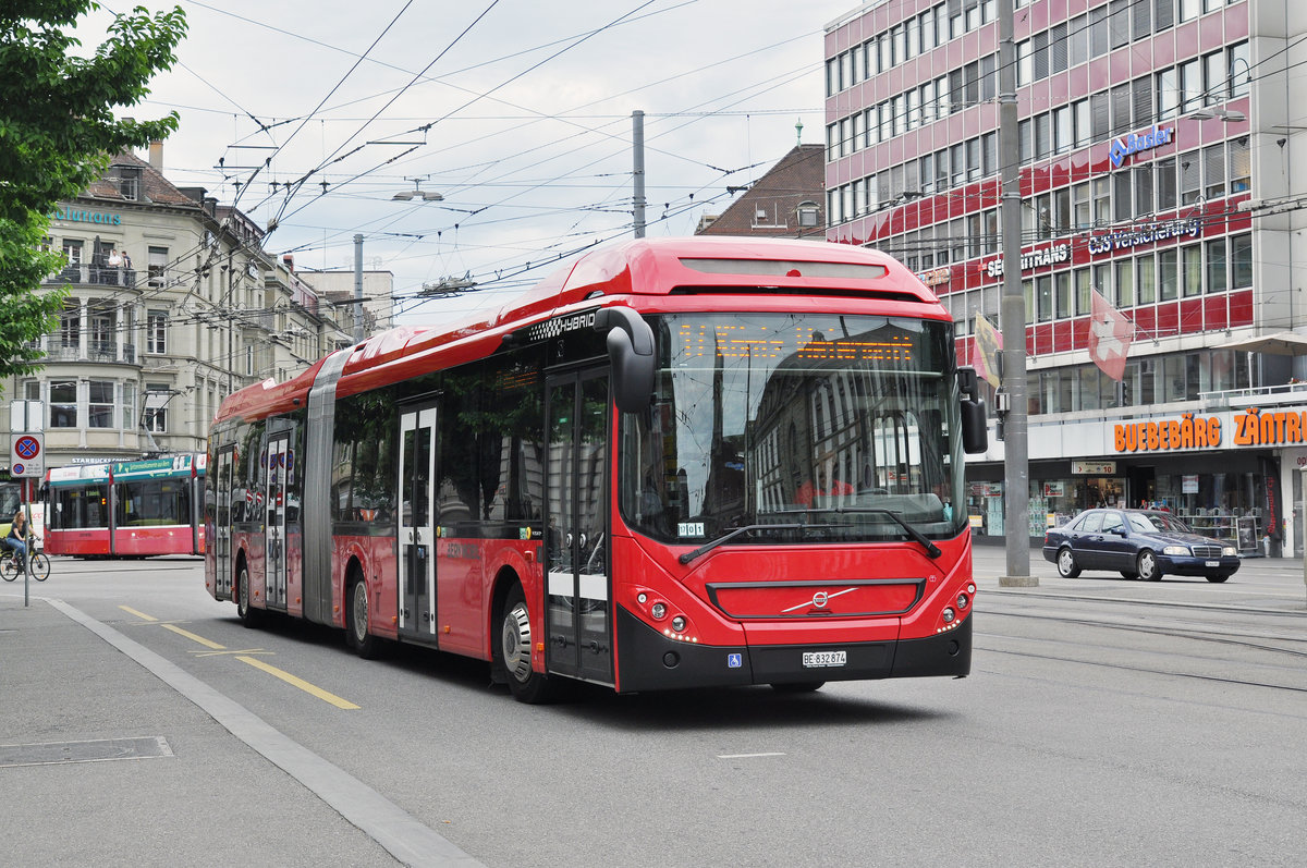 Volvo Hybrid Bus 874, auf der Linie 17, fährt zur Haltestelle beim Bahnhof Bern. Die Aufnahme stammt vom 09.06.2017.