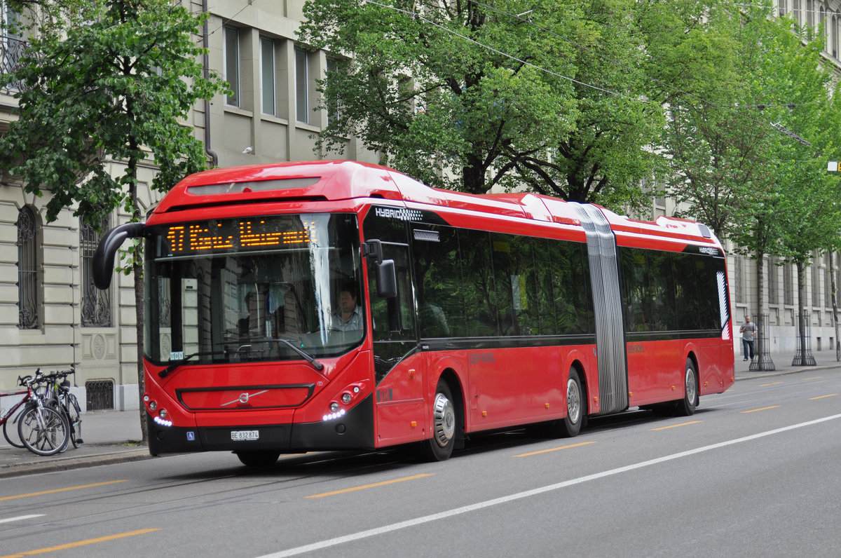 Volvo Hybrid Bus 874, auf der Linie 17, fährt durch die Bundesgasse. Die Aufnahme stammt vom 09.06.2017.