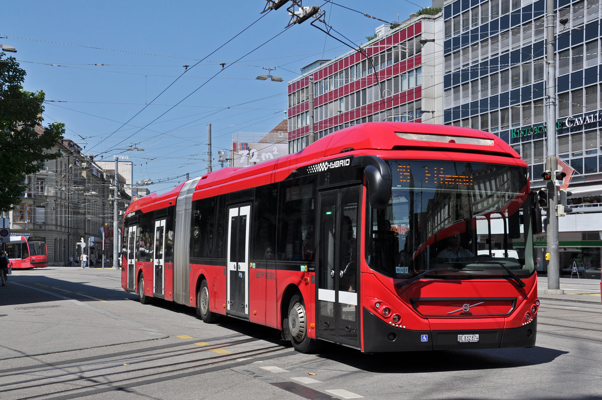 Volvo Hybrid Bus 874, auf der Linie 19, fährt zur Haltestelle beim Bahnhof Bern. Die Aufnahme stammt vom 09.07.2018.